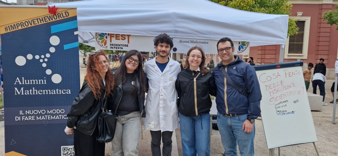 Lo staff di Alumni Mathematica al Red Festival 2025 presso l’Istituto Salesiano Redentore di Bari.