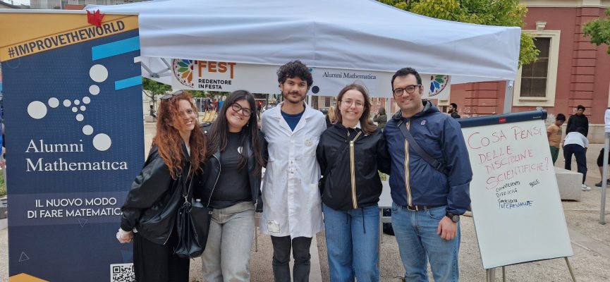 Lo staff di Alumni Mathematica al Red Festival 2025 presso l’Istituto Salesiano Redentore di Bari.