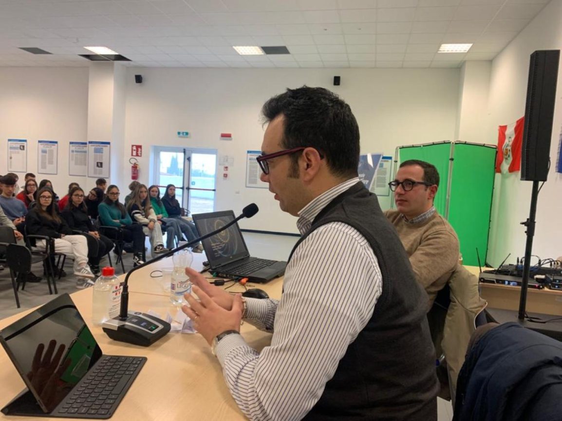 Stefano Franco, presidente di Alumni Mathematica, parla agli studenti del Polo Liceale Sylos Fiore di Terlizzi durante l’incontro su Fibonacci e intelligenza artificiale.
